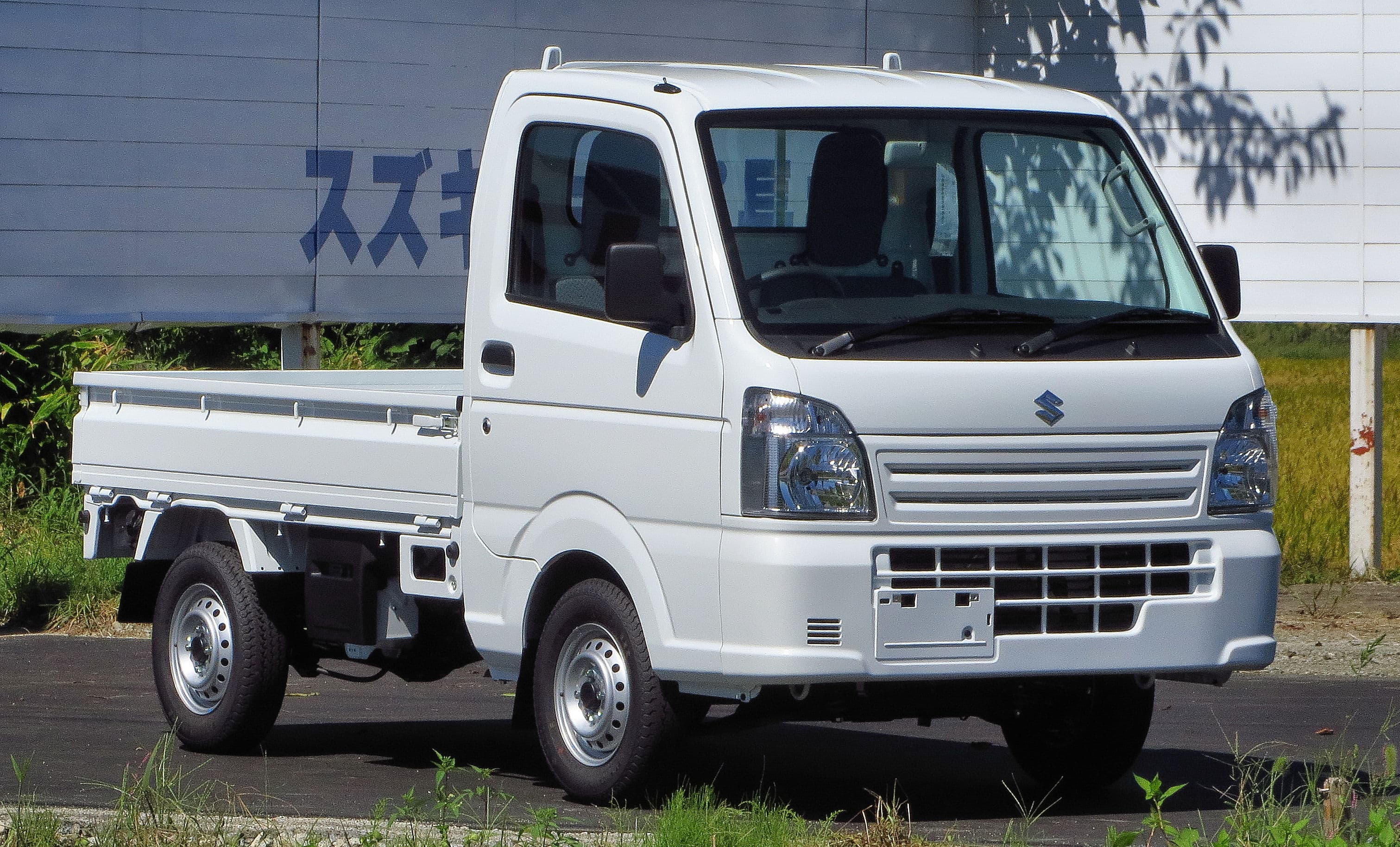 White Suzuki Carry KC 4WD kei truck front three-quarter view